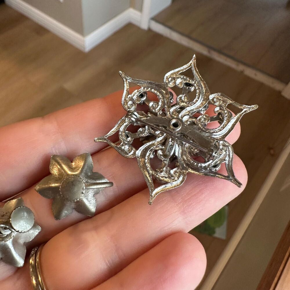 Vintage Jewelry Set Silver Flower Rhinestone Brooch screw back earrings lot Pin - Picture 8 of 10